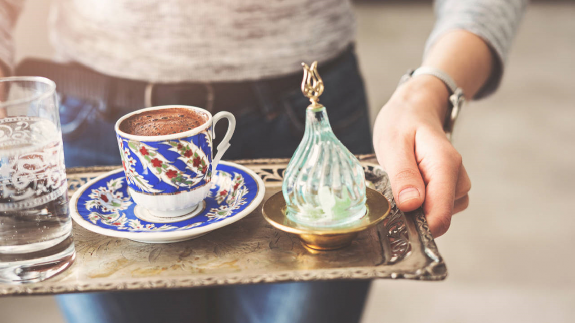 Kız İsteme Töreni Nasıl Olur: Adetler, İkramlar ve Duygusal Anlar