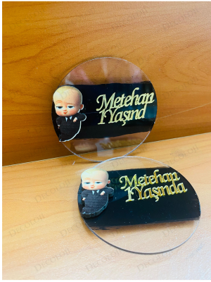 Karizmatik Bebek Karikatürlü Doğum Günü Pleksi Magnet Hediyelik