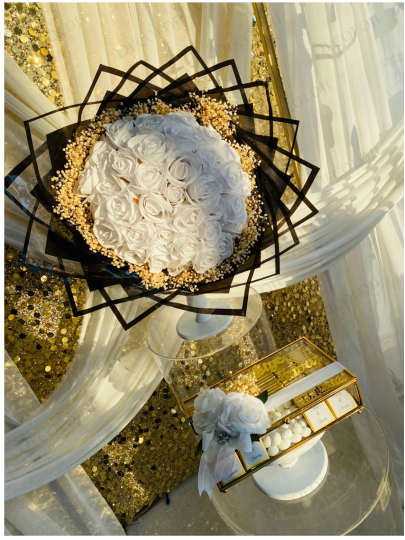 Kız İsteme - Siyah Ambalaj Kaplama Beyaz Gül Buketi & Çikolata Kutusu Kız İsteme Seti