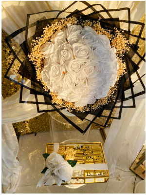 Siyah Ambalaj Kaplama Beyaz Gül Buketi & Çikolata Kutusu Kız İsteme Seti