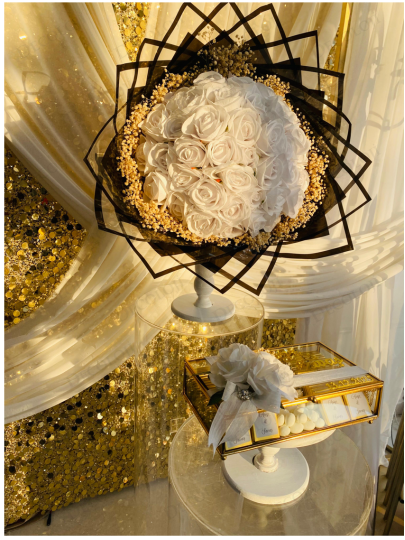 Kız İsteme - Siyah Ambalaj Kaplama Beyaz Gül Buketi & Çikolata Kutusu Kız İsteme Seti