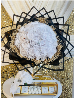 Siyah Ambalaj Kaplama Beyaz Gül Buketi & Çikolata Kutusu Kız İsteme Seti