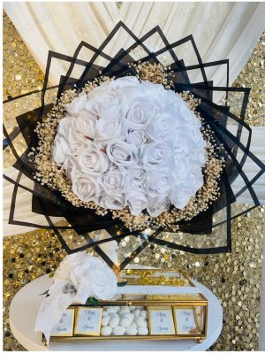 Siyah Ambalaj Kaplama Beyaz Gül Buketi & Çikolata Kutusu Kız İsteme Seti