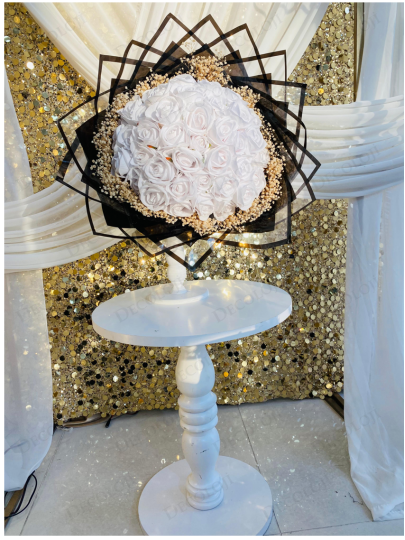 Kız İsteme - Siyah Ambalaj Kaplama Beyaz Gül Buketi & Çikolata Kutusu Kız İsteme Seti