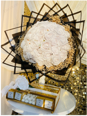 Siyah Ambalaj Kaplama Beyaz Gül Buketi & Çikolata Kutusu Kız İsteme Seti