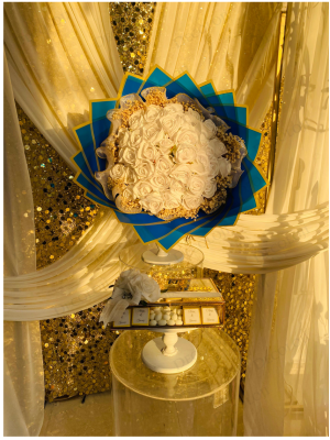 Mavi Ambalaj Kaplama Beyaz Gül Buketi & Çikolata Kutusu Kız İsteme Seti