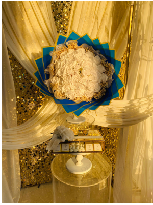 Mavi Ambalaj Kaplama Beyaz Gül Buketi & Çikolata Kutusu Kız İsteme Seti