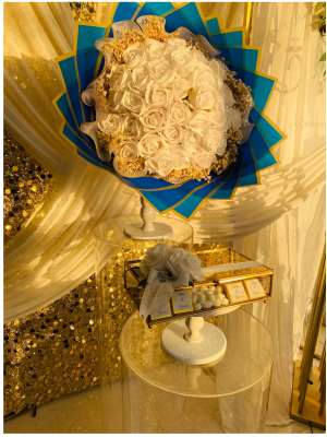 Mavi Ambalaj Kaplama Beyaz Gül Buketi & Çikolata Kutusu Kız İsteme Seti