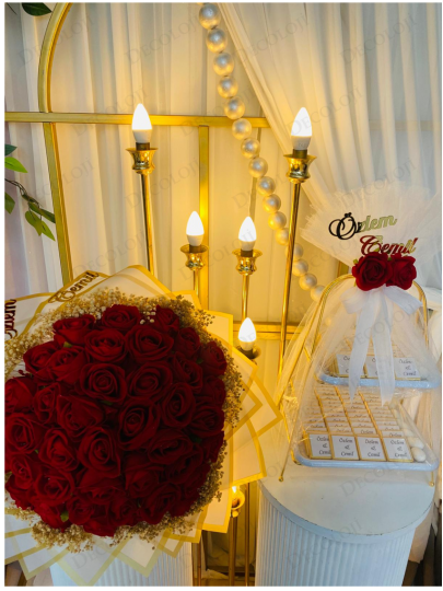 Kız İsteme - Beyaz Ambalaj Kaplama Kırmızı Gül Buketi & Çikolata Tepsisi Kız İsteme Seti