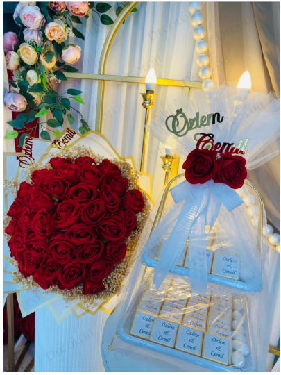 Kız İsteme - Beyaz Ambalaj Kaplama Kırmızı Gül Buketi & Çikolata Tepsisi Kız İsteme Seti