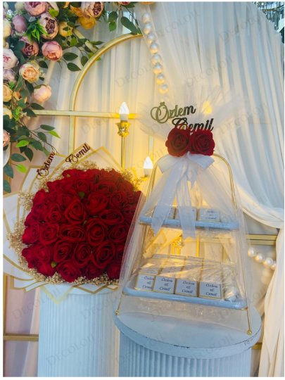 Kız İsteme - Beyaz Ambalaj Kaplama Kırmızı Gül Buketi & Çikolata Tepsisi Kız İsteme Seti