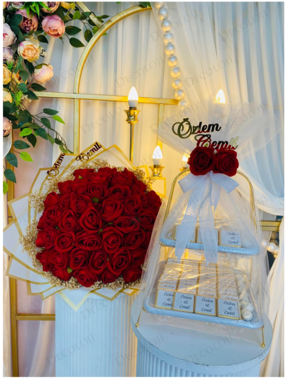 Kız İsteme - Beyaz Ambalaj Kaplama Kırmızı Gül Buketi & Çikolata Tepsisi Kız İsteme Seti