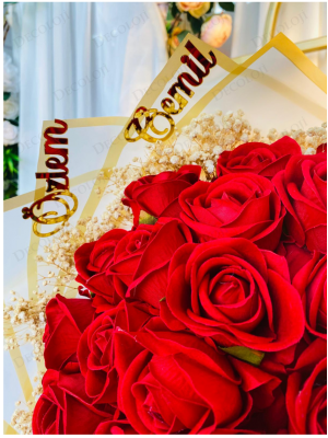 Beyaz Ambalaj Kaplama Kırmızı Gül Buketi & Çikolata Tepsisi Kız İsteme Seti