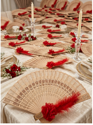 Kırmızı Yapay Çiçek ve Kuş Tüyü Süslemeli Ahşap Yelpaze Hediyelik