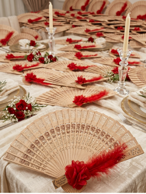 Kırmızı Yapay Çiçek ve Kuş Tüyü Süslemeli Ahşap Yelpaze Hediyelik