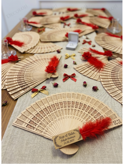 Nikah Şekeri - Kırmızı Yapay Çiçek ve Kuş Tüyü Süslemeli Ahşap Yelpaze Hediyelik