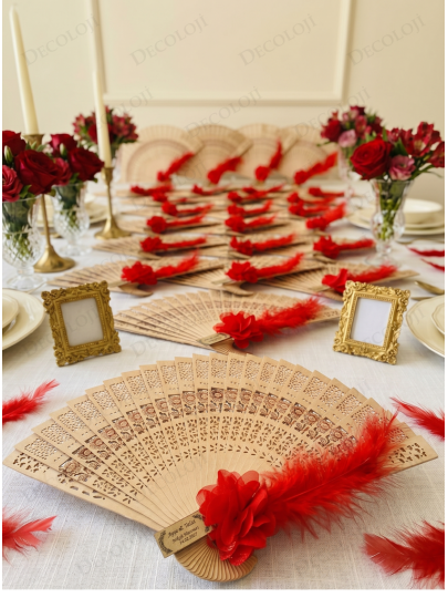 Nikah Şekeri - Kırmızı Yapay Çiçek ve Kuş Tüyü Süslemeli Ahşap Yelpaze Hediyelik