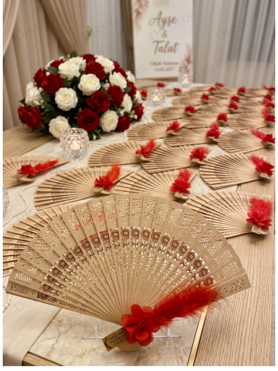 Nikah Şekeri - Kırmızı Yapay Çiçek ve Kuş Tüyü Süslemeli Ahşap Yelpaze Hediyelik