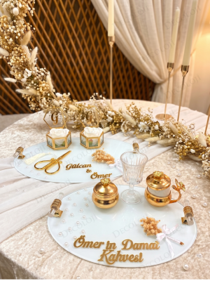 Altıgen Cam Kutulu ve Kuru Çiçek Süslemeli Gold Söz & Nişan Tepsisi Seti