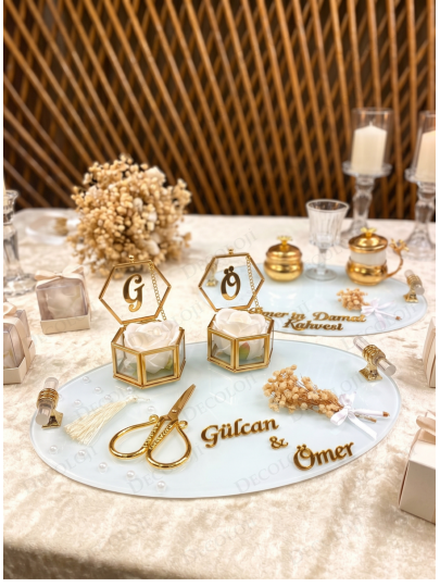 Söz, Nişan & Nikah - Altıgen Cam Kutulu ve Kuru Çiçek Süslemeli Gold Söz & Nişan Tepsisi Seti